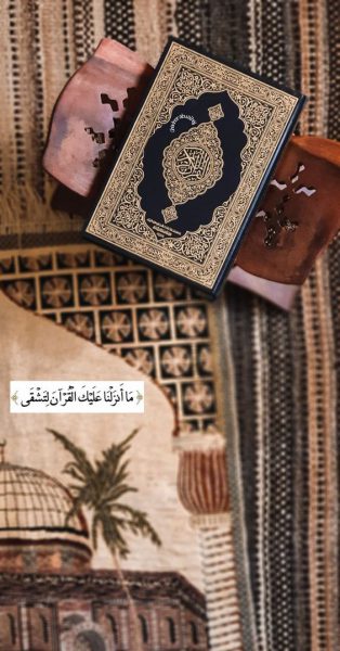 تصویر قرآن باز شده از نمای بالا