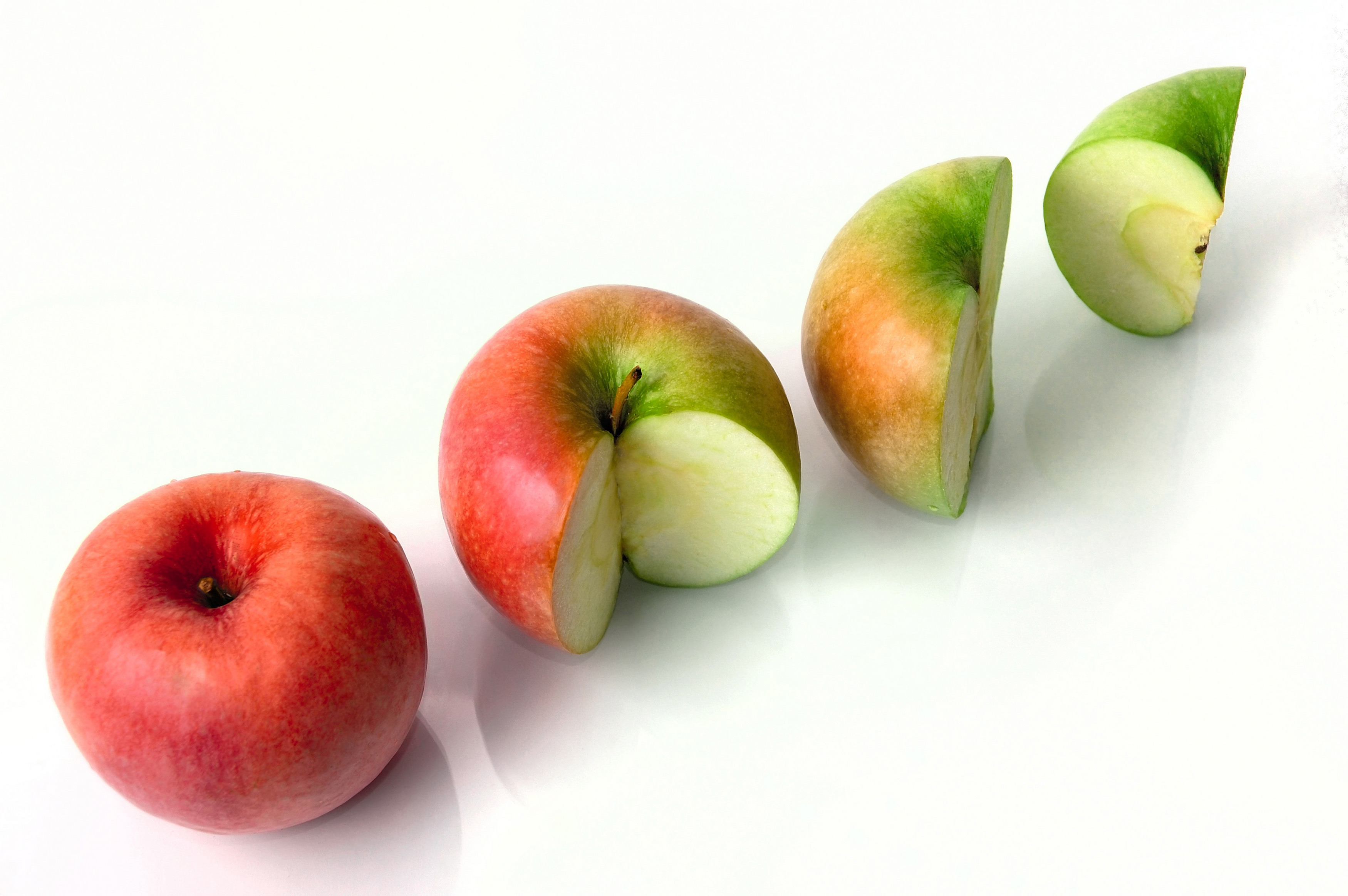 Две трети яблока. Целое яблоко. Четверть яблока. Разрезанное яблоко. Половина яблока.