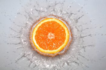 تکه پرتغال در آب