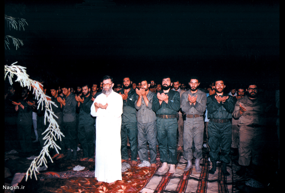 نماز جماعت رهبری در جبهه