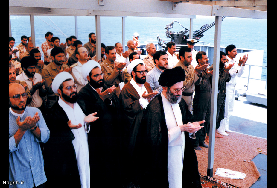 نماز جماعت مقام معظم رهبری در کنار خلیج