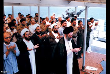 نماز جماعت مقام معظم رهبری در کنار خلیج