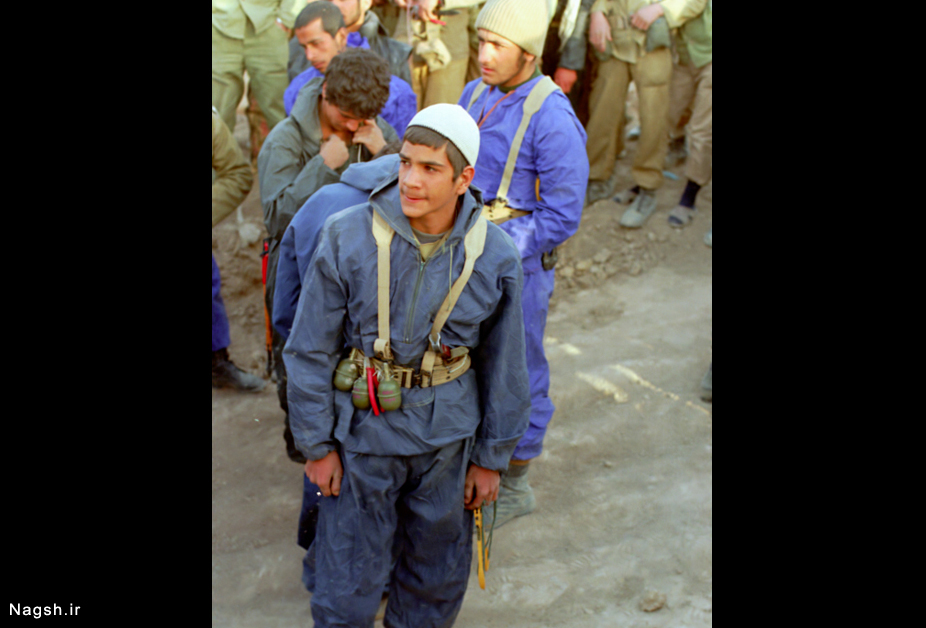 نوجوان نارنجک بر کمر