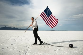 مرد اسیر با پرچم آمریکا