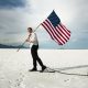 مرد اسیر با پرچم آمریکا