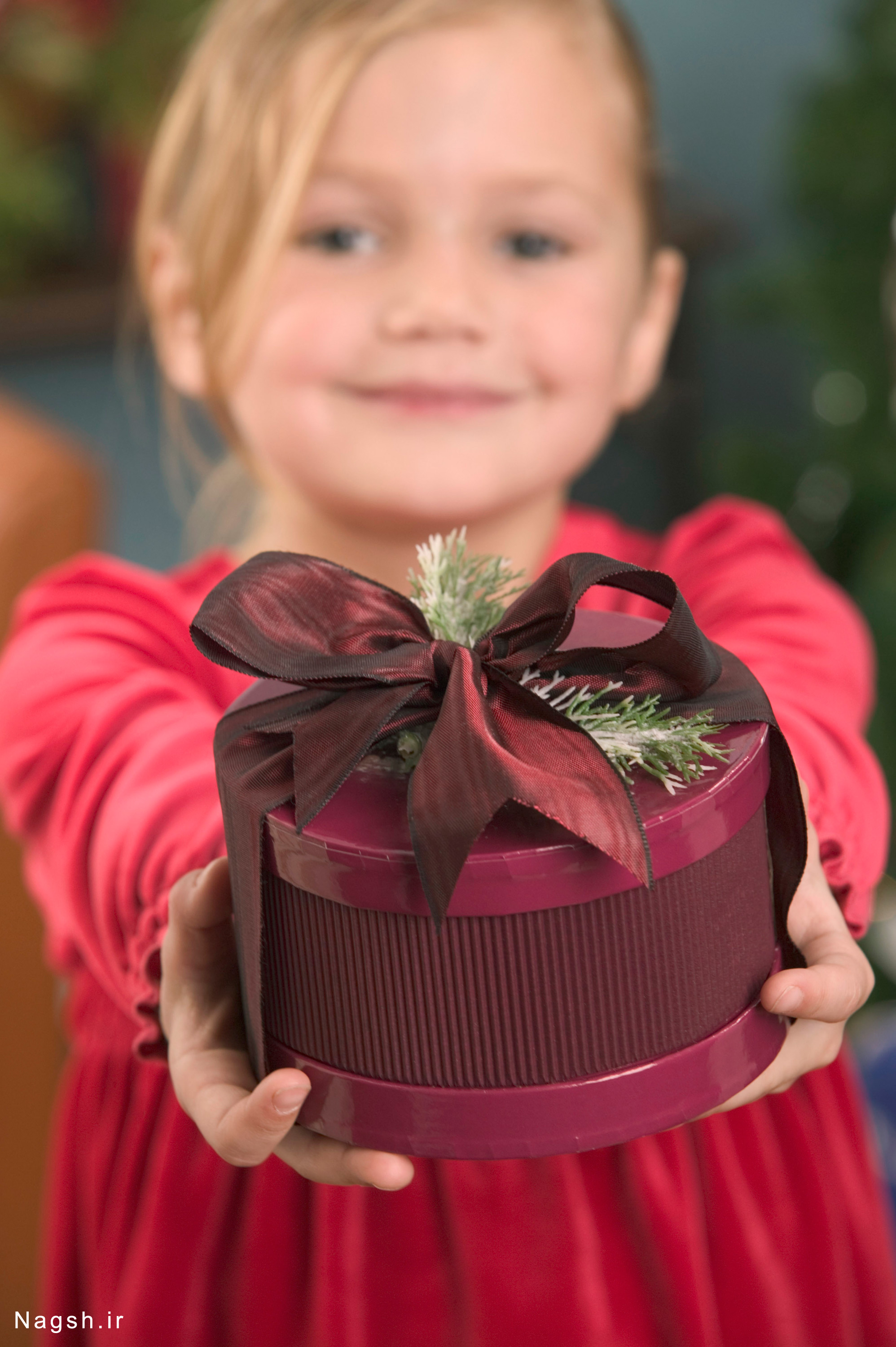 Вручение подарков детям. Ребенок дарит подарок. Ребенок с подарком в руках. Маленькие подарки для детей. Девушка дарит подарок ребенку.