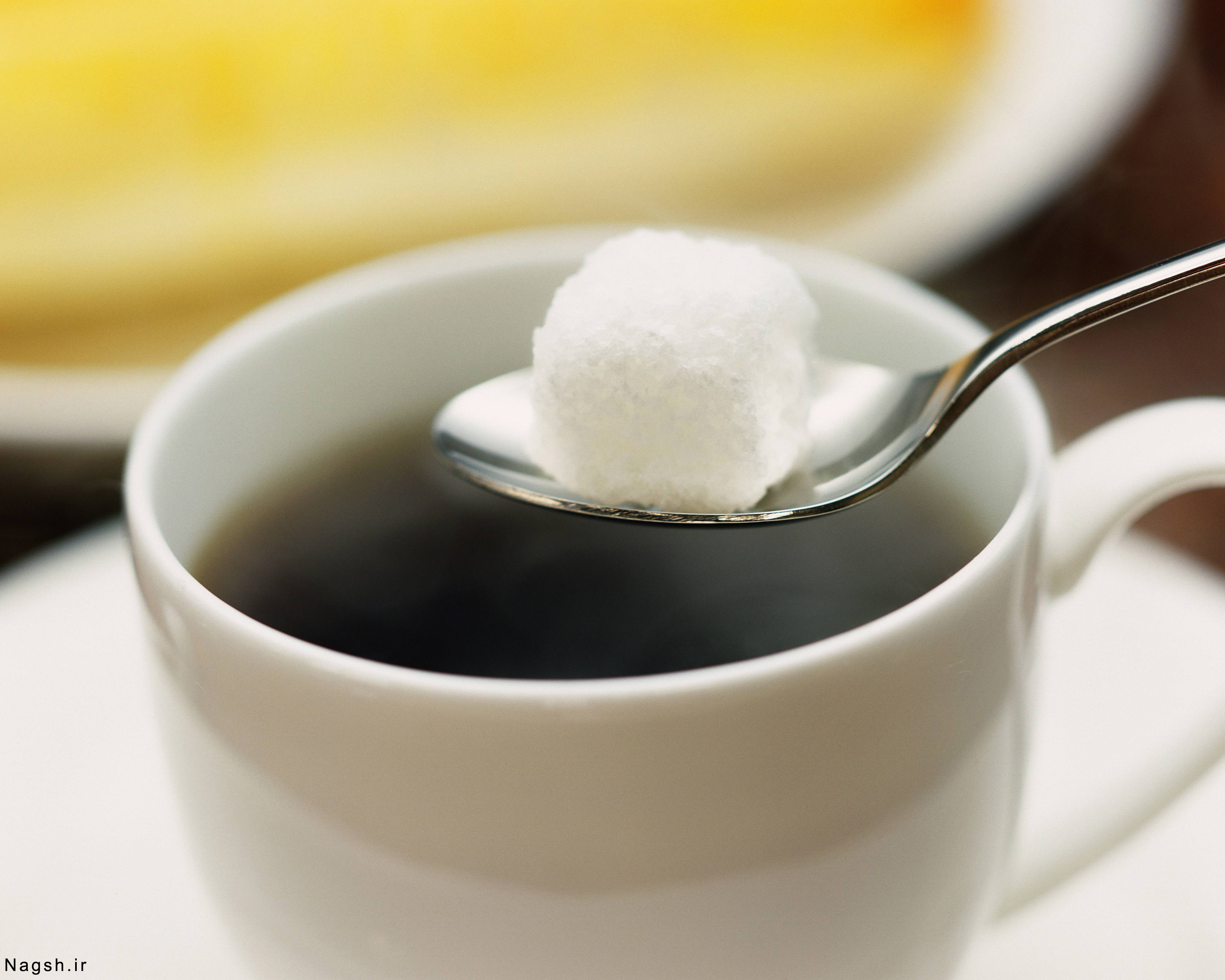 Почему в горячем чае кусочек сахара. Чай с сахаром. Кофе с сахаром. Чашка чая с сахаром. Сахар в чашке.