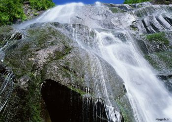 ریزش آبشار از صخره ای عظیم