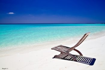 صندلی ساحل در کنار دریای آبی