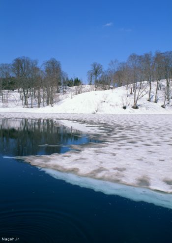 دریاچه ای در زمستان